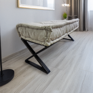 Banco de Pie con Base Metálica y Asiento Acolchado